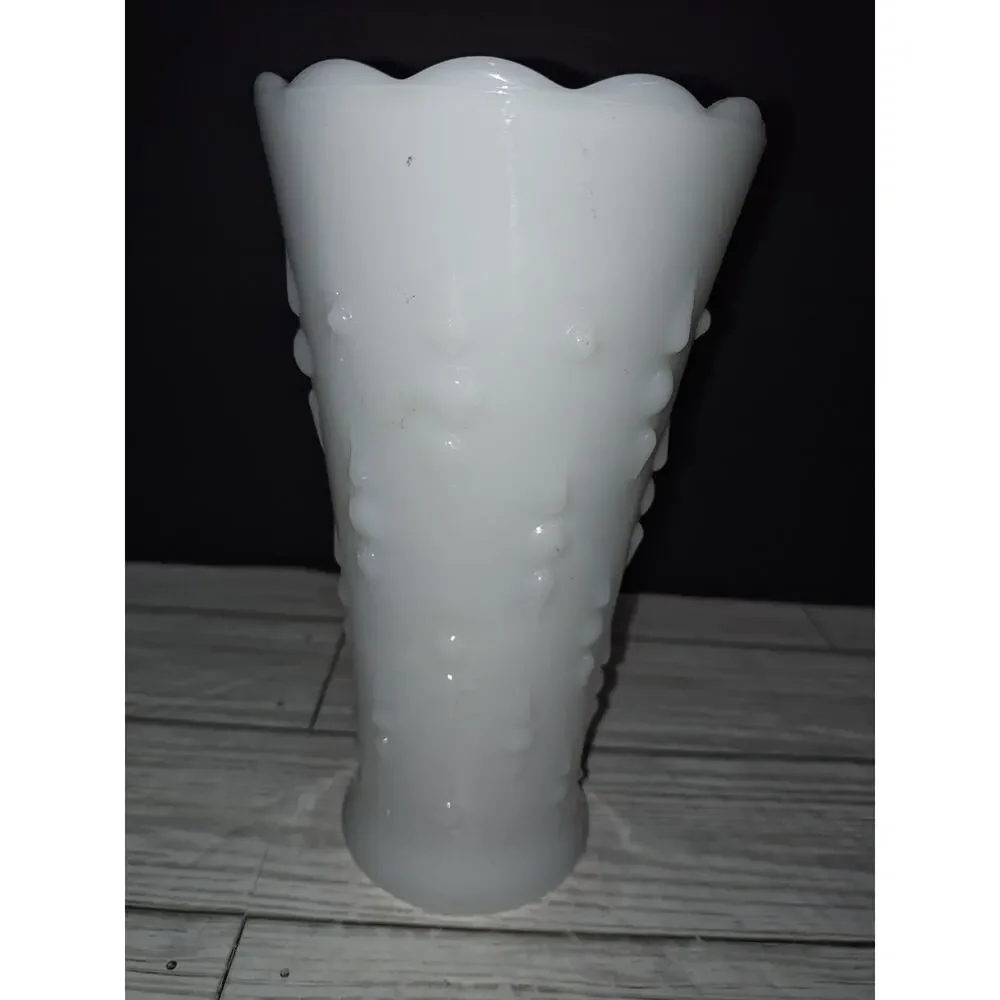 Vintage Anchor Hocking Teardrop and Pearl Scalloped Milk Glass Flower Vase 7